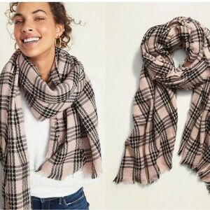Chic Plaid Scarf in Pink and Black